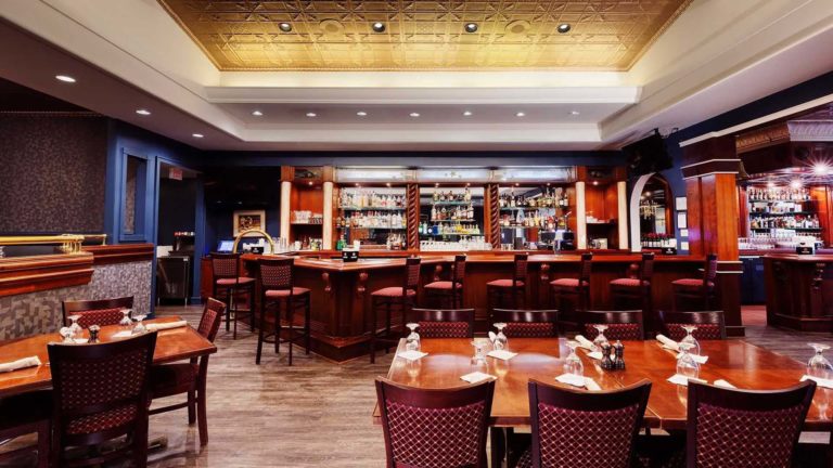 The Tavern - Set tables et chaises de restaurant avec un bar adjacent | Némacolin