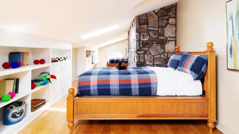The Estates Arden: dormitorio con camas tamaño queen, chimenea y juguetes | nemacolina