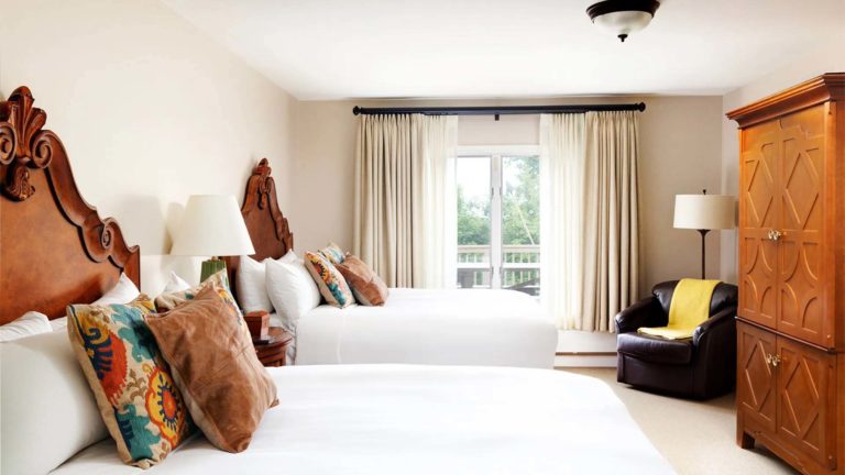 The Estates Arden - Dormitorio con camas tamaño queen, armario y sala de estar | nemacolina