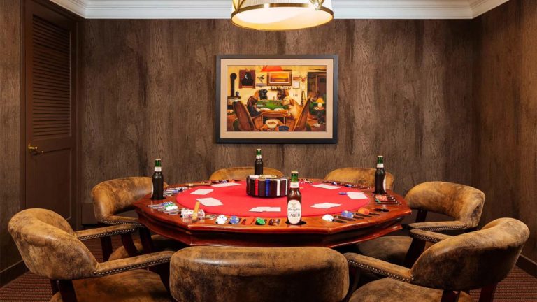 The Estates Arden - Salle de jeux avec table de poker et chaises | Némacolin