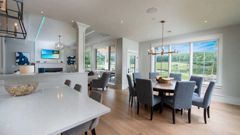 The Estates Mallard's Landing: área de comedor con una gran mesa circular y sillas junto a la cocina y la sala de estar | nemacolina