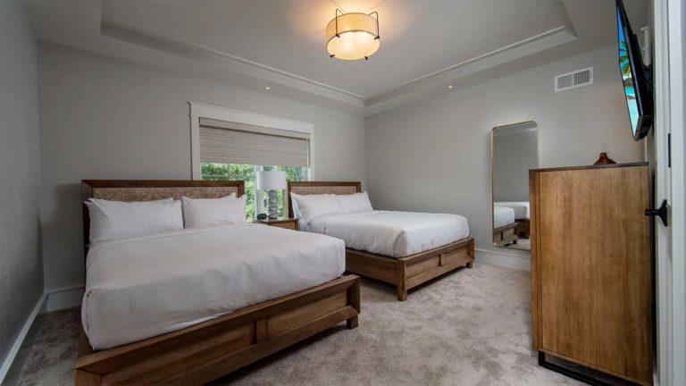 The Estates Mallard's Landing - غرفة نوم بها سريرين بحجم كوين وتلفزيون | نيماكولين