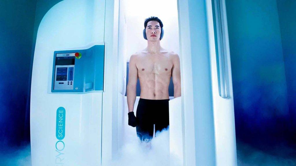 Homme faisant la guérison holistique dans une chambre Cryo Science au spa Nemacolin