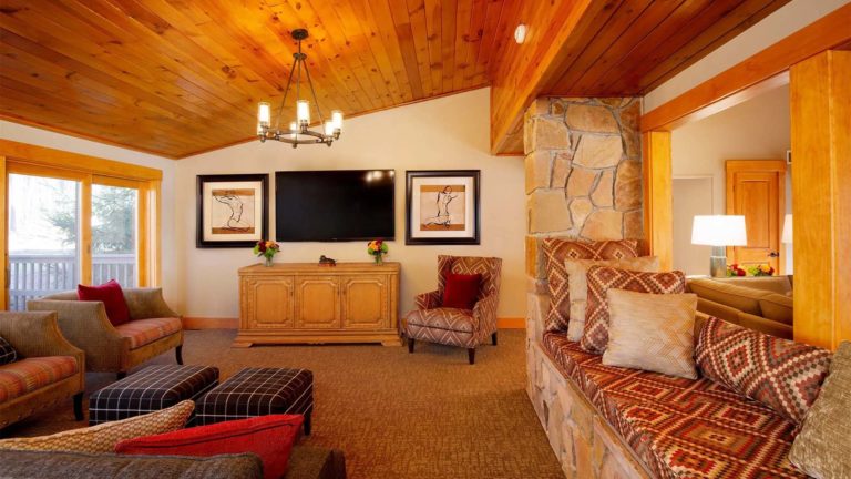 The Homes Deer Path Lodge - Salon rustique avec sièges confortables et télévision | Némacolin