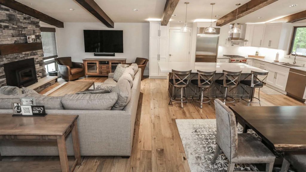The Homes Greystone: sala de estar, comedor y cocina de concepto abierto con chimenea | nemacolina
