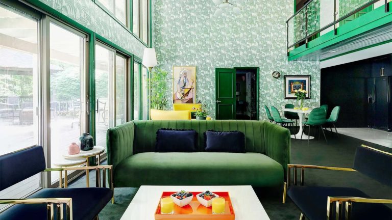 The Homes Grouse Glen - Sala de estar de concepto abierto con acabados verdes | nemacolina
