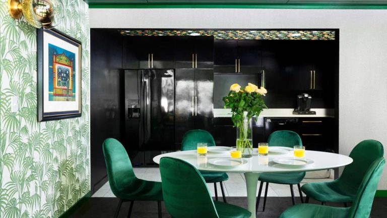The Homes Grouse Glen - Salle à manger et cuisine à aire ouverte avec finitions vertes | Némacolin