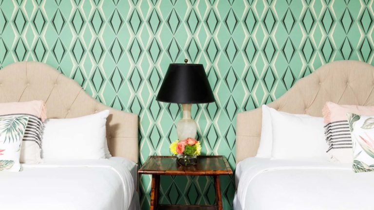 The Homes Grouse Glen: dormitorio con camas tamaño queen y detalles decorativos en verde | nemacolina