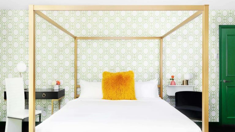 The Homes Grouse Glen: dormitorio con cama King y detalles decorativos en verde | nemacolina