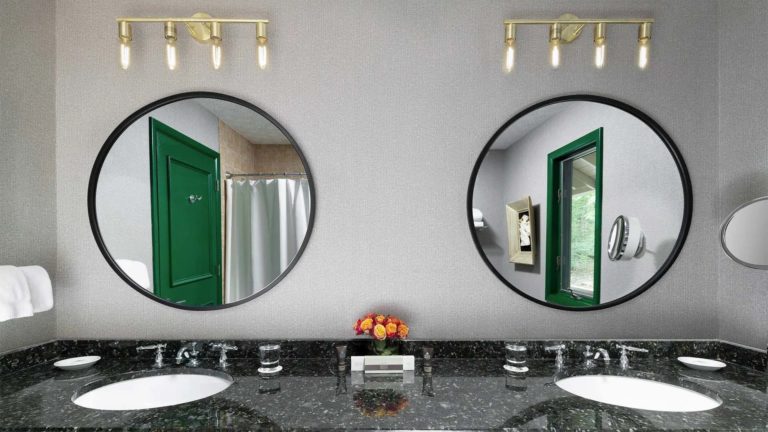 The Homes Grouse Glen - حمام مع منضدة مزدوجة ومرايا | نيماكولين