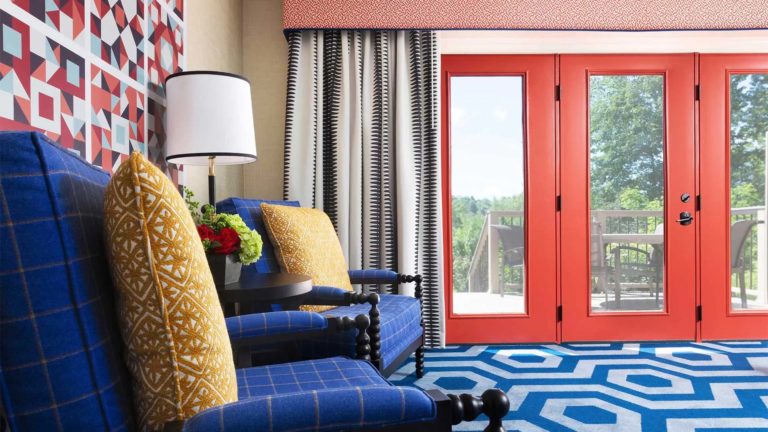 The Homes Washington Townhome - Sala de estar con sillas lujosas y puerta que conduce a la terraza | nemacolina