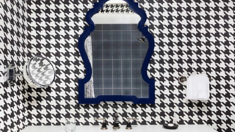 The Homes Washington Townhome: tocador de baño con espejo y papel tapiz estampado | nemacolina