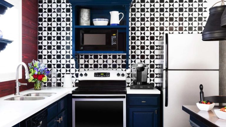 The Homes Washington Townhome: cocina completa con electrodomésticos estándar y papel tapiz estampado | nemacolina