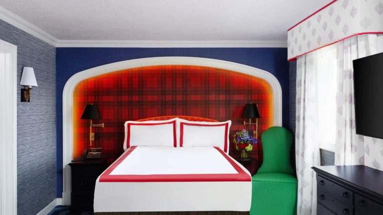 The Homes Washington Townhome - Dormitorio con cama tamaño queen y sala de estar | nemacolina