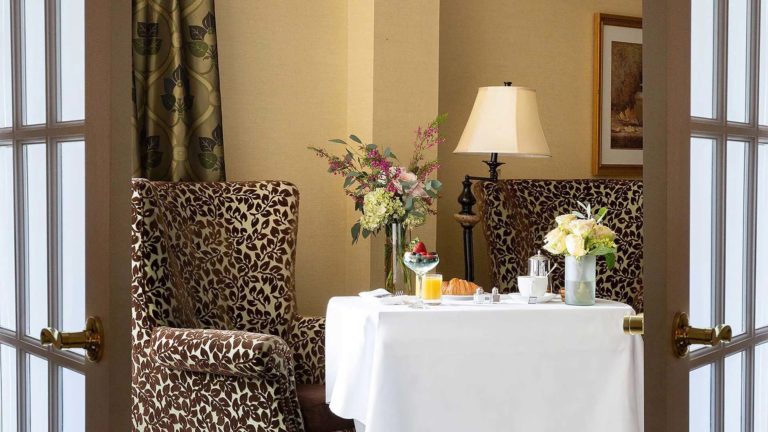 Lodge Family Suite - habitación tipo resort con mesa y sillas de comedor | nemacolina