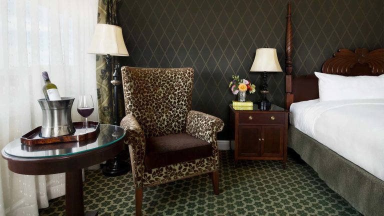 Habitación Lodge King - habitación resort con cama king y sala de estar | nemacolina