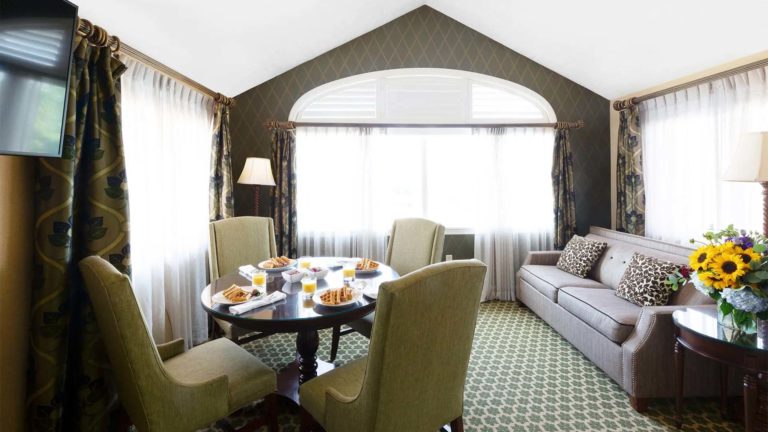 Lodge Parlour Suite - chambre de villégiature avec salon et salle à manger | Némacolin