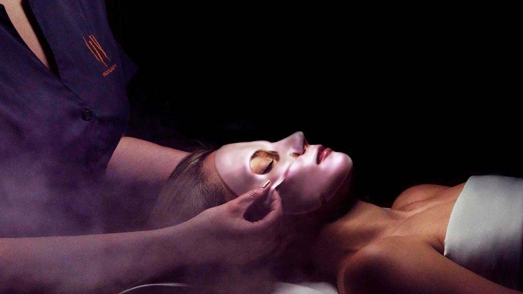 Mujer haciéndose un peeling facial en el Nemacolin Spa