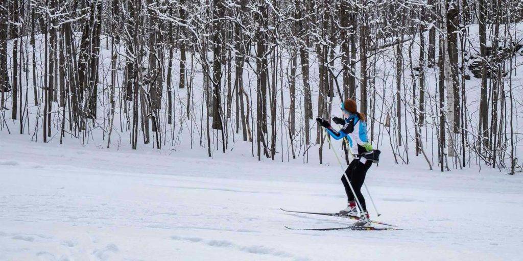 Mujer esquí de fondo en Nemacolin