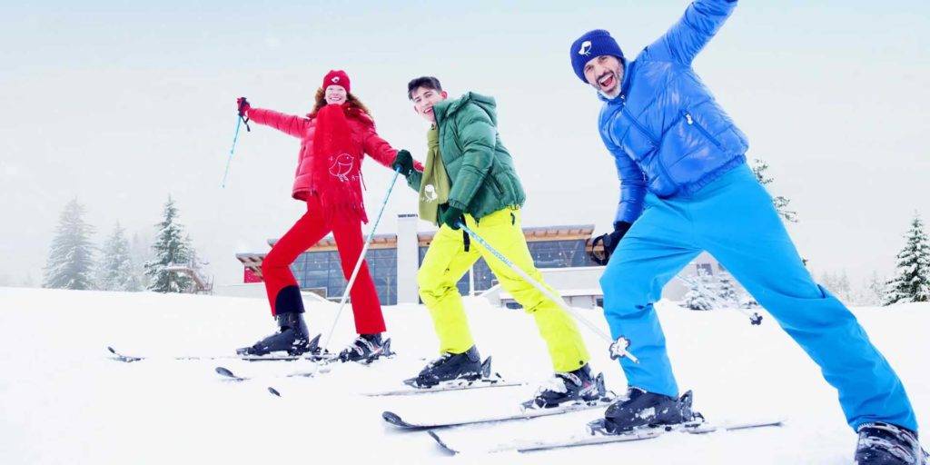 مجموعة من الناس يتزلجون في نيماكولين