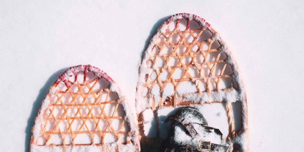 أحذية الثلج على الثلج