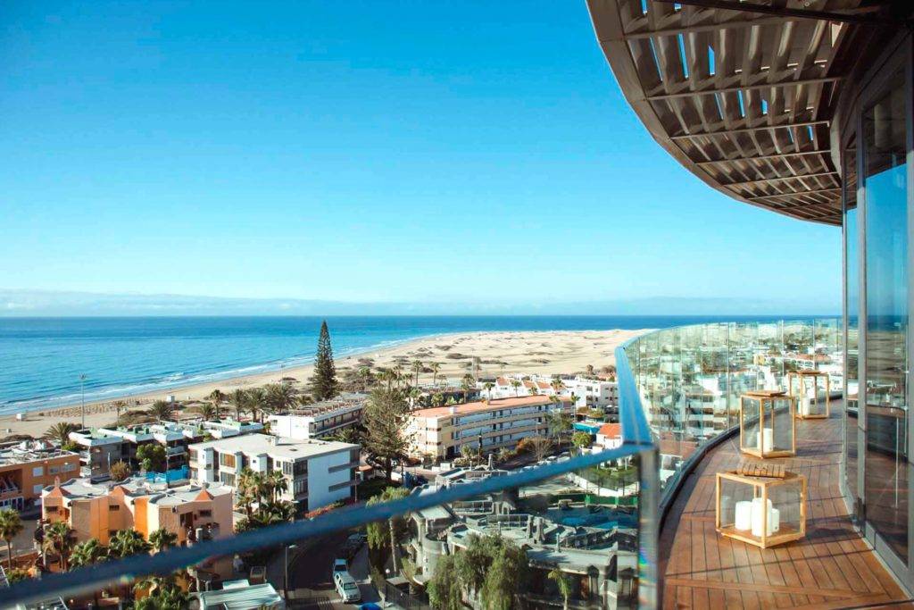Vistas al mar desde la terraza al aire libre del restaurante 360 ​​| Bohemia Suites & Spa