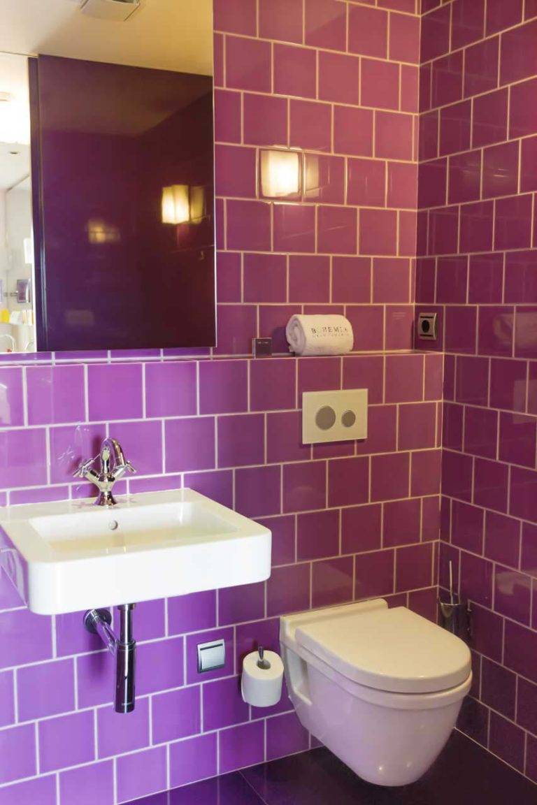 Corner Junior Suite – modernes Badezimmer im böhmischen Stil mit Waschbecken, Spiegel und Toilette | Bohemia Suites & Spa