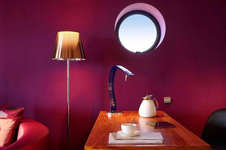 Corner Junior Suite: estación de trabajo moderna de estilo bohemio con ventana circular | Bohemia Suites & Spa