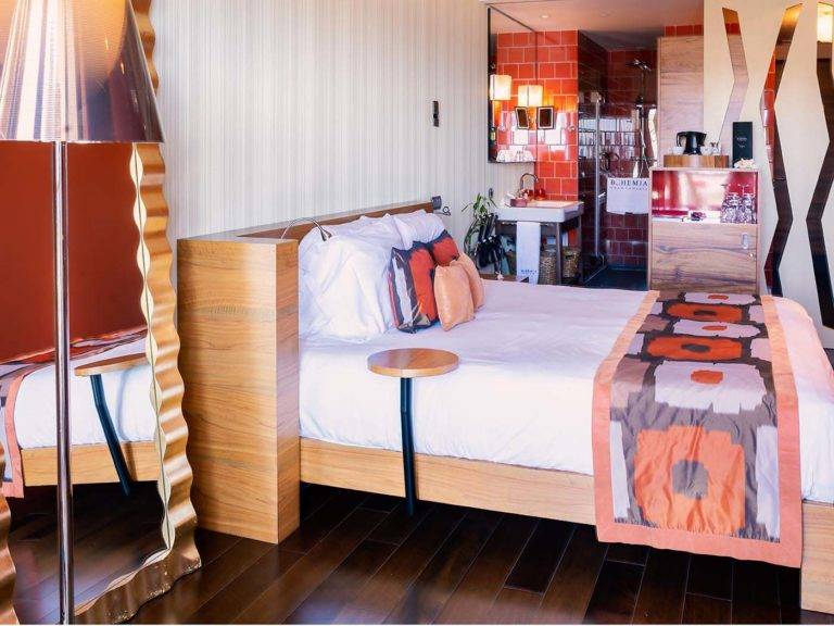 Habitación doble de lujo: dormitorio moderno de estilo bohemio con cama queen, cafetera y baño privado | Bohemia Suites & Spa