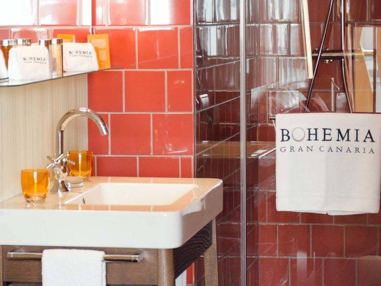 Habitación Doble Deluxe: baño moderno de estilo bohemio con lavabo, toallas, artículos de tocador y ducha | Bohemia Suites & Spa