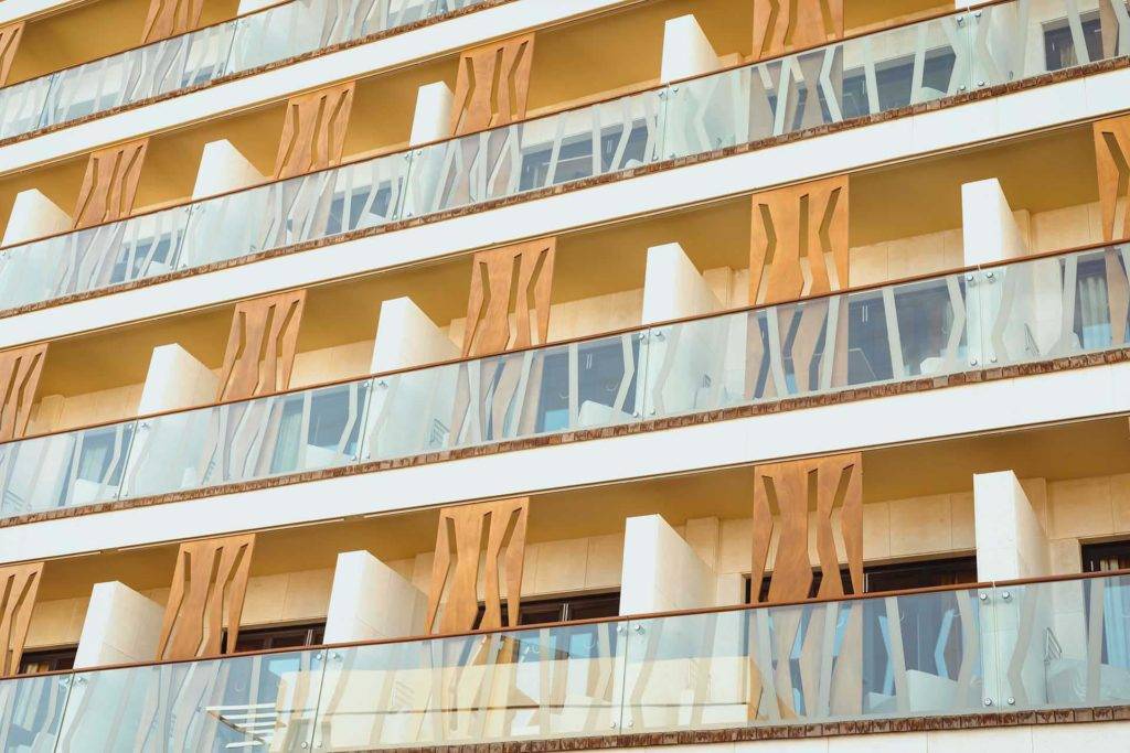 Balcones exteriores de las habitaciones del hotel Bohemia Suites & Spa