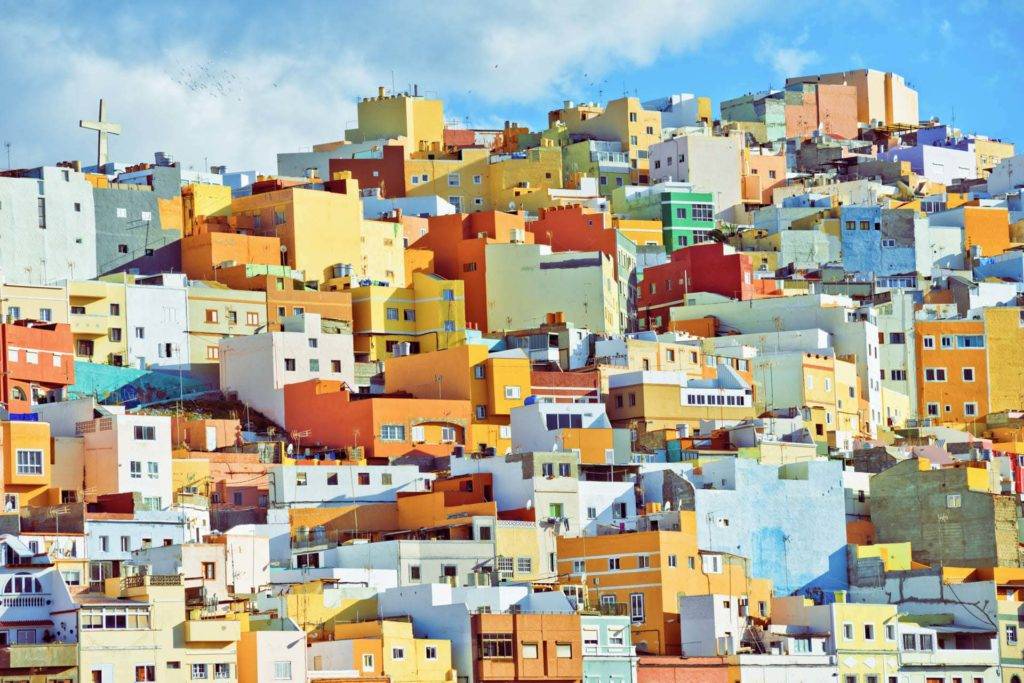 Edificios coloridos en una colina en la ciudad de Las Palmas en Gran Canaria