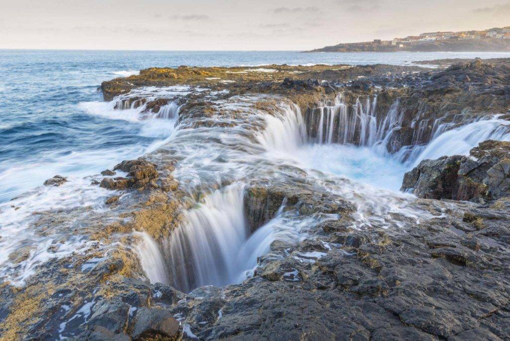 Wasserfälle in Naturozeanbecken an der Küste von Gran Canaria