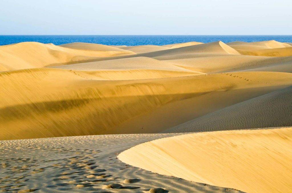 Dunas de arena de Gran Canaria junto al océano