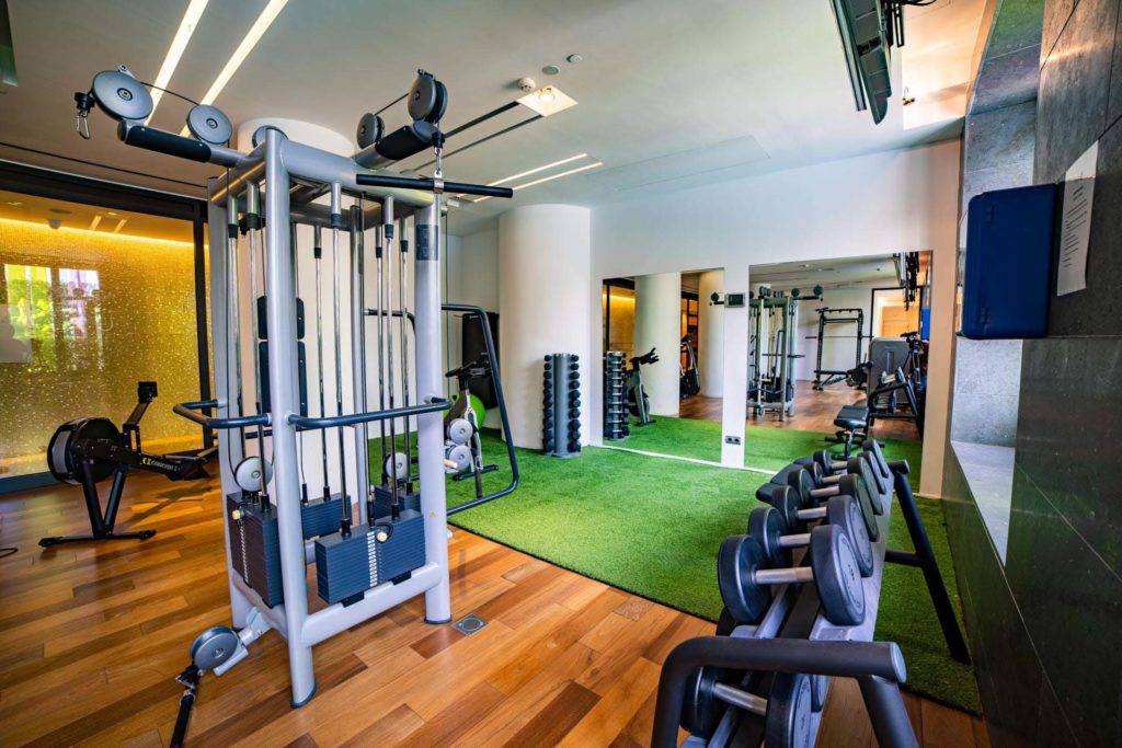 Fitnessgeräte im Fitnessraum von Bohemia Suites & Spa