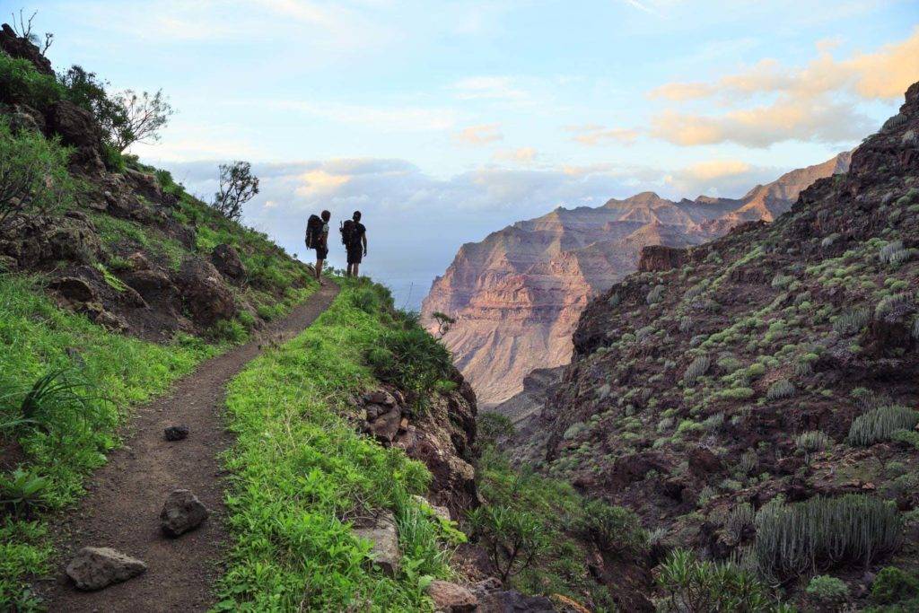 Wanderer auf einem Pfad, der die Aussicht auf die Berge von Gran Canaria bewundert