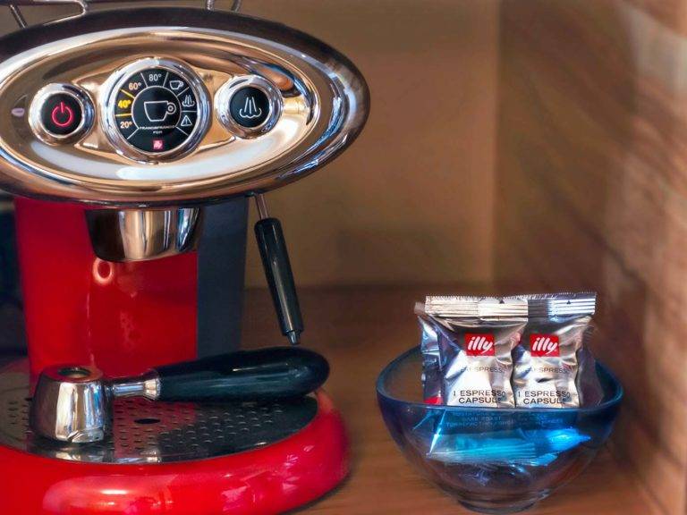Máquina de espresso con un bol lleno de cápsulas de espresso | Bohemia Suites & Spa