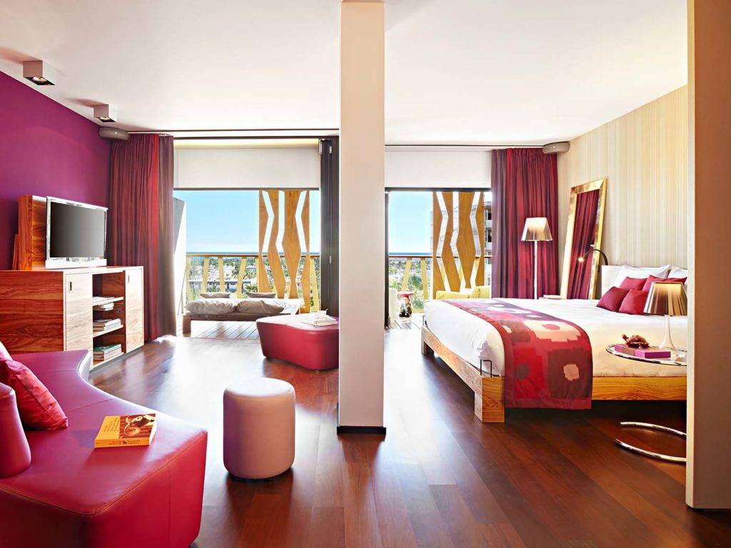 Junior Suite: habitación moderna de estilo bohemio con cama King, sala de estar y balcón con vista al jardín | Bohemia Suites & Spa