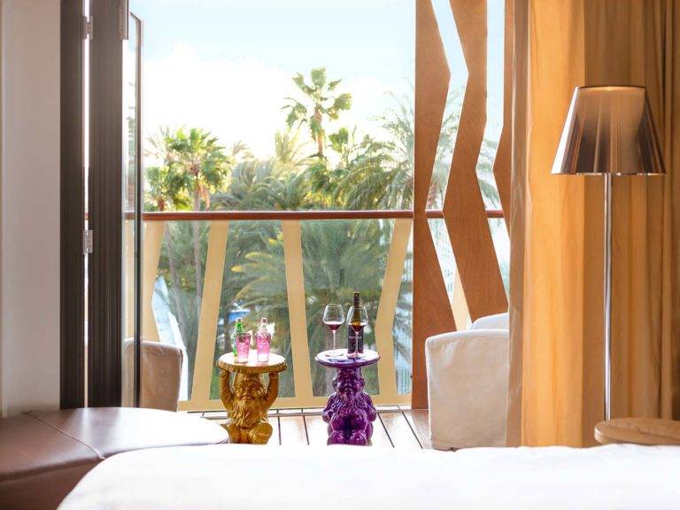 Junior Suite - balcón con sillas tapizadas y mesitas con bebidas | Bohemia Suites & Spa