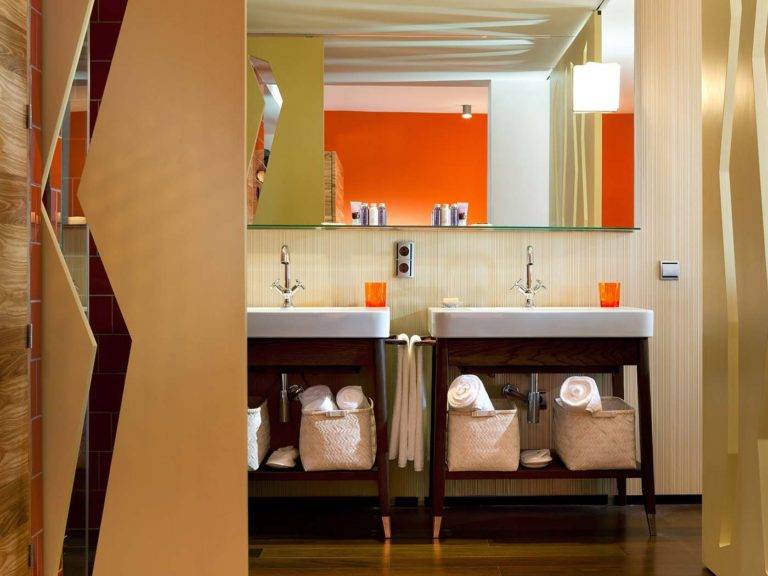 Junior Suite - baño moderno de estilo bohemio con doble lavabo, espejo y toallas | Bohemia Suites & Spa