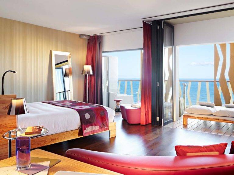Junior Suite: habitación moderna de estilo bohemio con cama King, sala de estar y balcón con vista al mar | Bohemia Suites & Spa