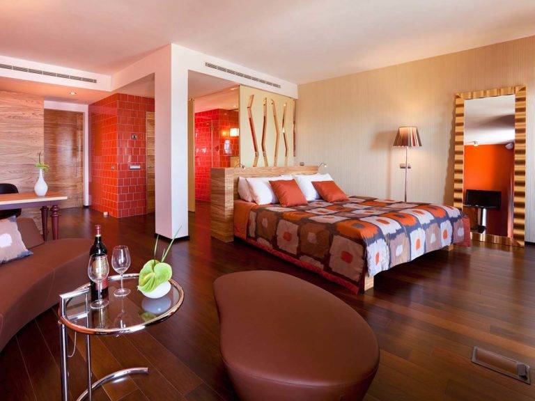 Junior Suite: habitación moderna de estilo bohemio con cama King, sala de estar y estación de trabajo | Bohemia Suites & Spa