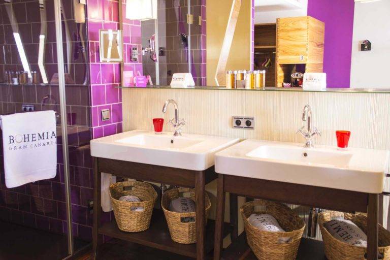 Junior Suite: baño moderno de estilo bohemio con dos lavabos, espejo, toalla, artículos de tocador y cabina de ducha | Bohemia Suites & Spa