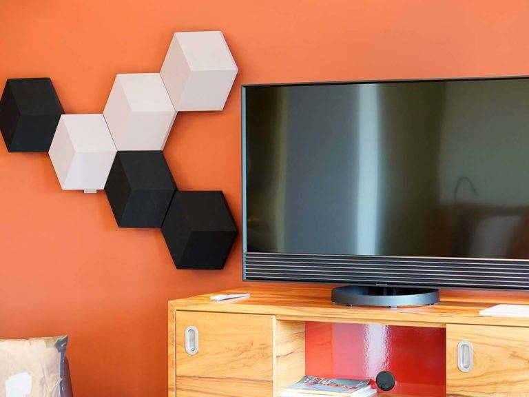 Junior Suite – modernes Zimmer im böhmischen Stil mit TV und Wandkunstwerk | Bohemia Suites & Spa