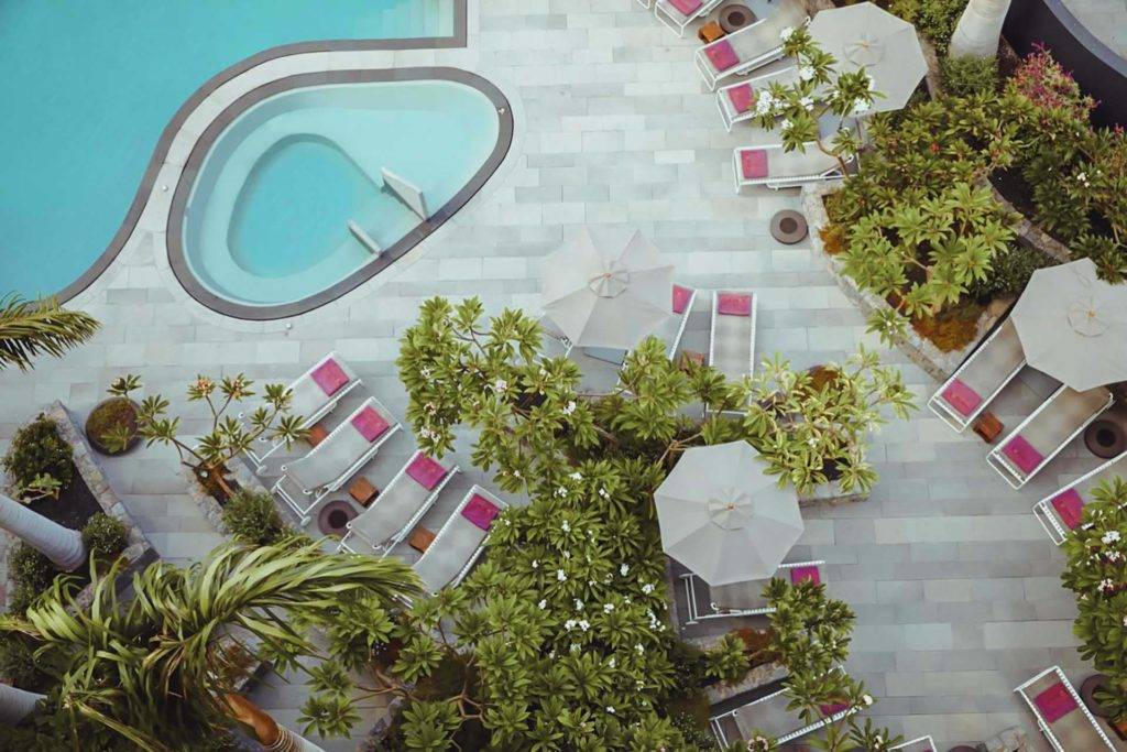 Luftaufnahme des Pools, des Whirlpools und der Terrasse im Bohemia Suites & Spa