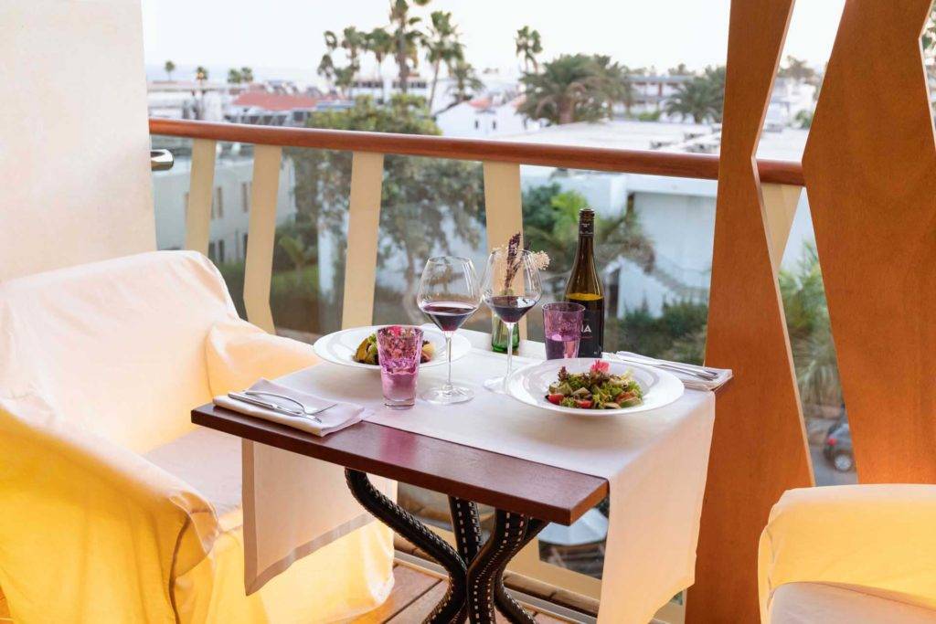 Privates Essen im Freien auf dem Balkon eines Hotelzimmers im Bohemia Suites & Spa