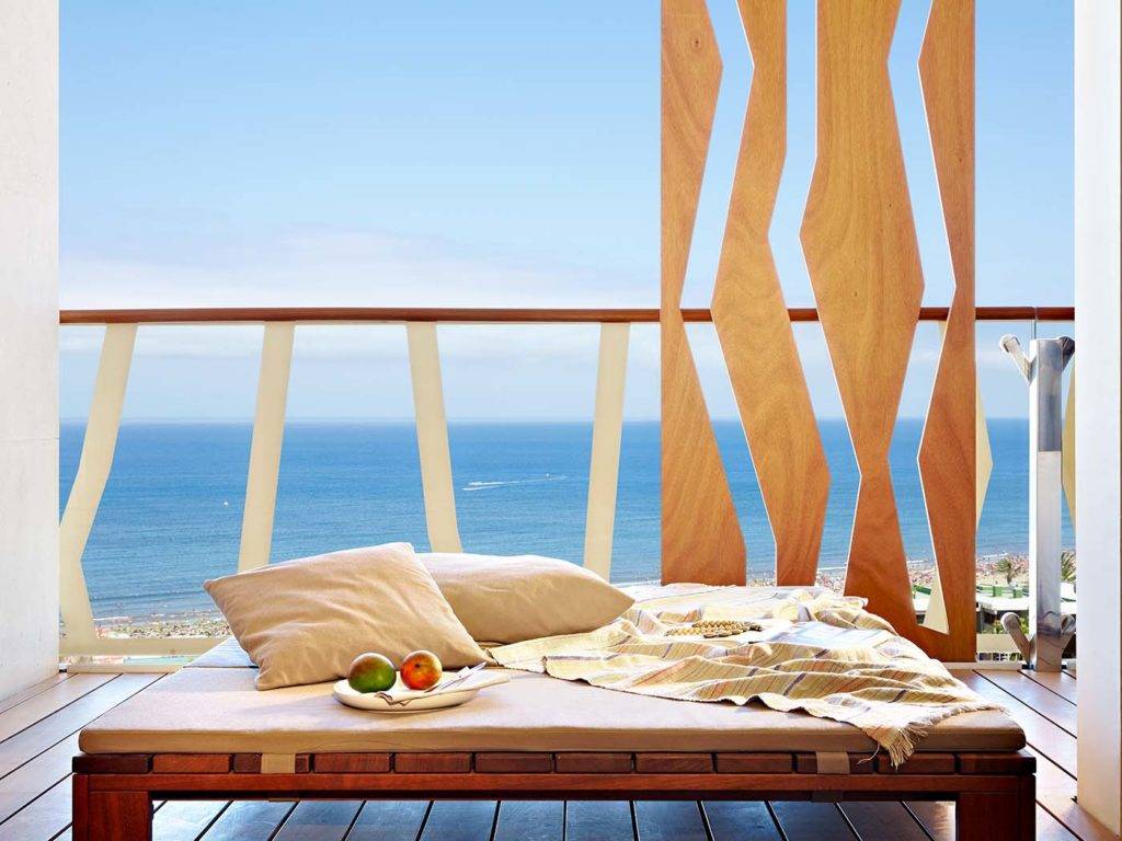 Sky Suite - Balcón con cómodo diván y vista al mar | Bohemia Suites & Spa