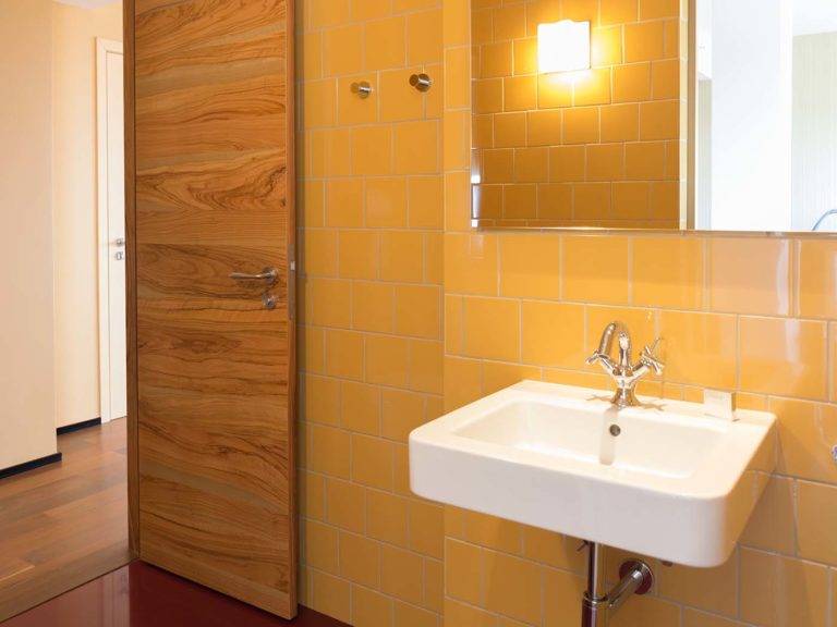 Sky Suite - lavabo y espejo de baño de estilo bohemio y moderno | Bohemia Suites & Spa