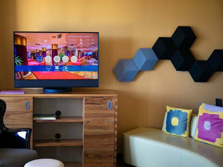 جناح سكاي - منطقة معيشة حديثة على الطراز البوهيمي مع تلفزيون ومقاعد مريحة وأعمال فنية | أجنحة وسبا بوهيميا