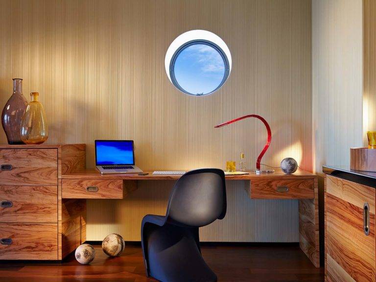 Sky Suite: estación de trabajo moderna de estilo bohemio con ventana circular | Bohemia Suites & Spa
